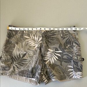 Crazy Shirts shorts sz 8. Great condition. Green